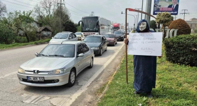 Sürücülere maskeli, tırpanlı uyarı