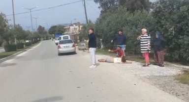 Takla atan otomobilden dışarı fırladı