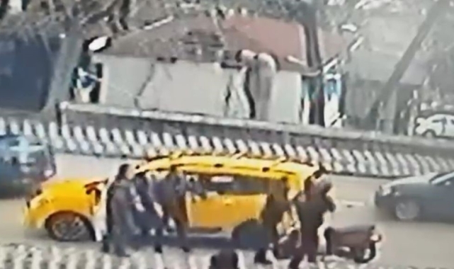 Taksiciyle, motosikletli kavgaya tutuştu, cadde ringe döndü