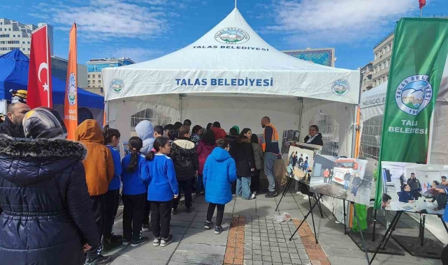 Talas Belediyesi'nden meydanda deprem standı