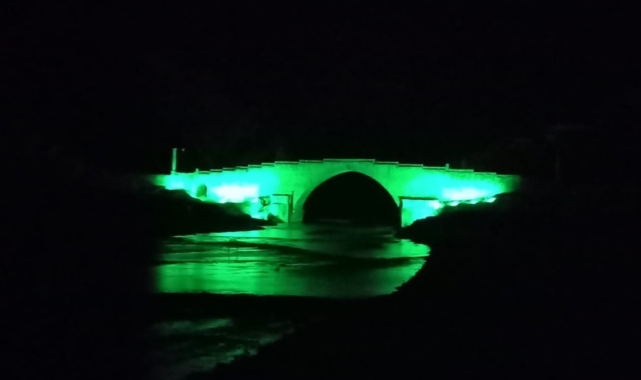 Tarihi Cendere Köprüsü 'Yeşil'e' büründü