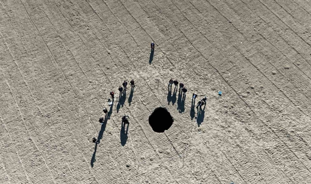 Tarlada 10 metre genişliğinde obruk oluştu