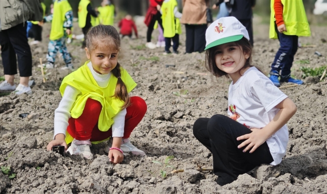 Tarsus'ta çocuklar okaliptüs fidanlarını toprakla buluşturdu