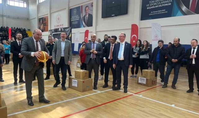 Tavşanlı'da 32 okula spor malzemesi desteği
