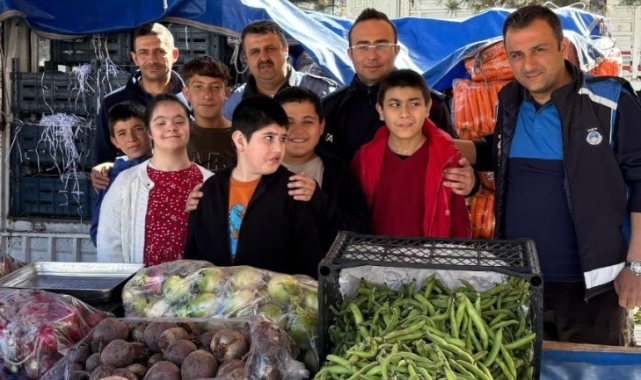 Tavşanlı'da Özel Uygulama Okulu öğrencilerinden semt pazarına renkli ziyaret