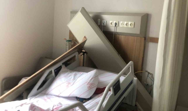Tedavi gördüğü hastanede başına cisim düşen hasta yaralandı