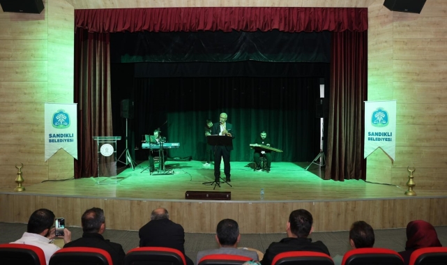 Teravih namazına gelen çocuklara sürpriz