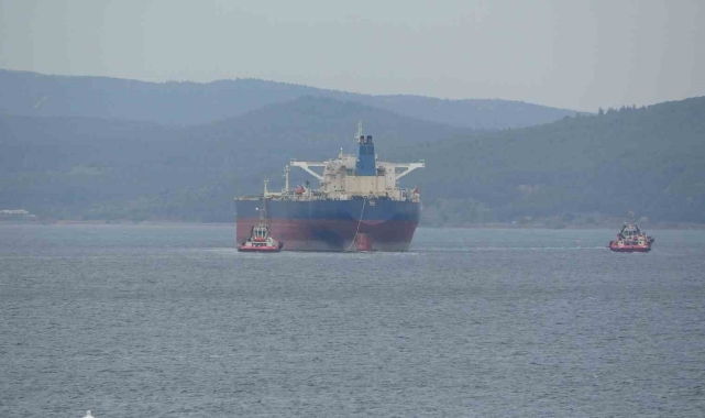 Tersane bakımına götürülen 274 metrelik tanker Çanakkale Boğazı'ndan yedeklenerek geçti
