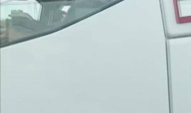Tır sürücüsü tartıştığı ticari aracın sürücüsüne camdan küllük fırlattı