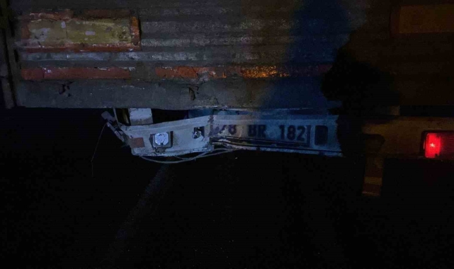 Tıra arkadan çarpan araç kağıt gibi ezildi: 1 ölü, 3 yaralı