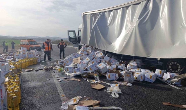 Tırdan devrilen yağ dolu tenekeler araç trafiğini aksattı