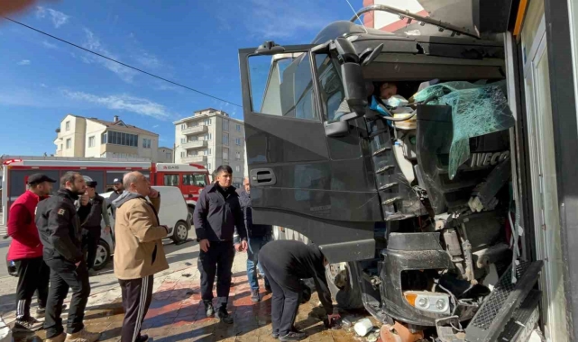 Tırın apartman duvarına çarptığı anlar kamerada: 1&#039;i ağır 2 yaralı
