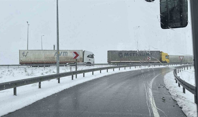 Tırların ulaşımına kar engeli
