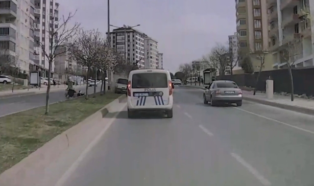 Tofaş önce motosiklete ardından polis aracı ve otomobile çarptı: 4 yaralı