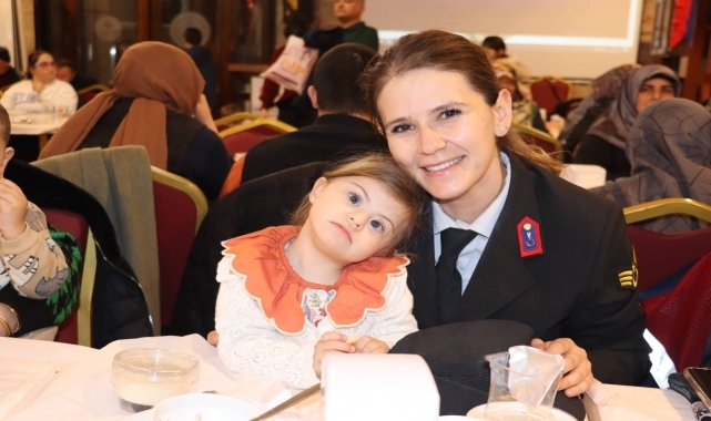 Tokat'ta down sendromlu çocuklar çikolata ve ekmek yaptı