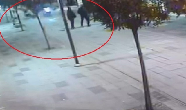 Trafiğe kapalı yolda sokak köpeklerinden kaçan motosiklet sürücüsü yayaya çarptı: 1 ağır yaralı