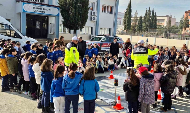 Trafik jandarmasından öğrencilere eğitim