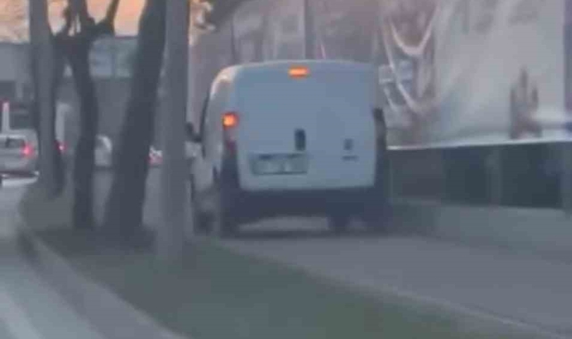 Trafikten kaçmak için kaldırımı kullandı