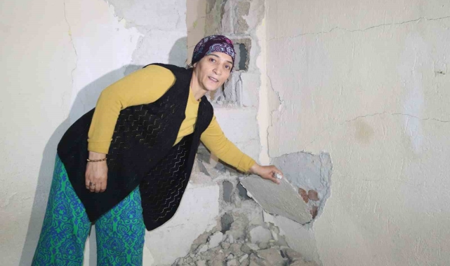 Tünel inşaatı devam eden mahallede, evlerde oluşan derin çatlaklar vatandaşı tedirgin ediyor