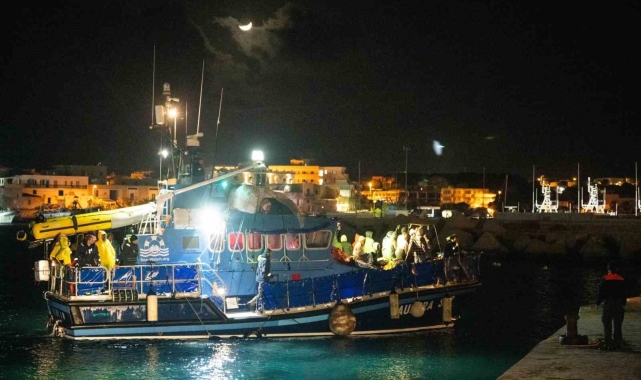 Tunus açıklarında petrol platformuna sığınan 32 göçmen 4 gün sonra kurtarıldı