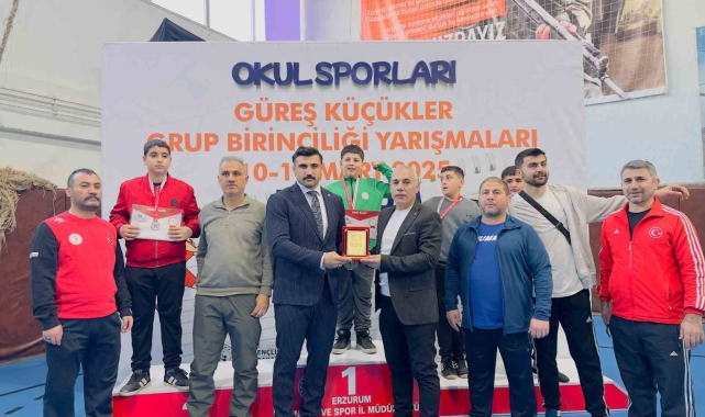 Turan'dan Alpkılıç'a teşekkür plaketi