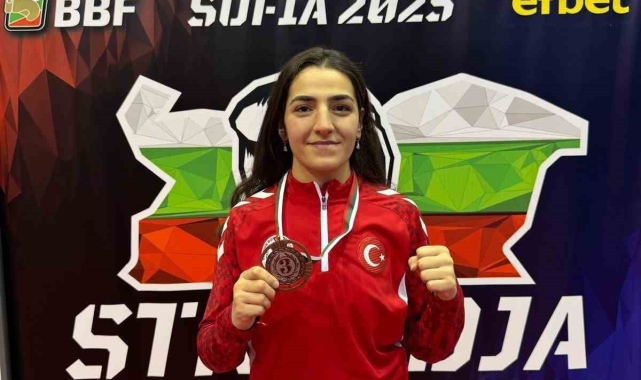 Türk Bayrağı'nı uluslararası arenada dalgalandırdı