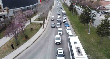 Türkiye'nin kilit kavşaklarından Yozgat E-88 karayolunda bayram trafiği yoğunluğu
