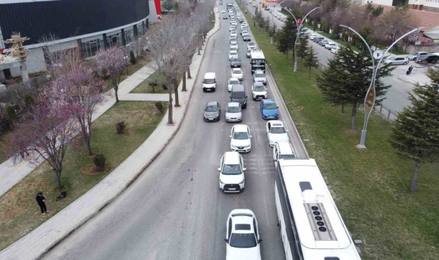 Türkiye'nin kilit kavşaklarından Yozgat E-88 karayolunda bayram trafiği yoğunluğu
