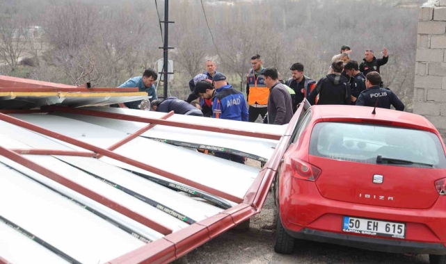 Uçan çatının altında kalan 2 kişi yaralandı
