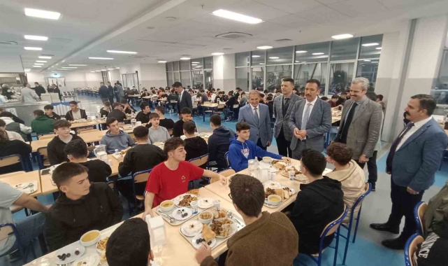 Uğurelli, yatılı öğrencilerle iftarda buluştu