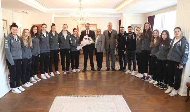 Vali Aslan basketbolcu kızları ağırladı