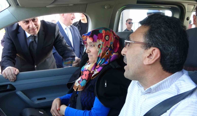 Vali Atilla Toros yolcuları tek tek uyardı: "Emniyet kemerinizi takın"