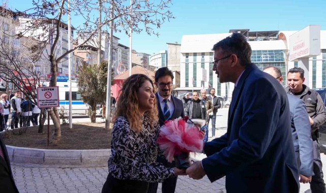 Vali Çelik'ten Hakkâri Devlet Hastanesine tıp bayramı ziyareti