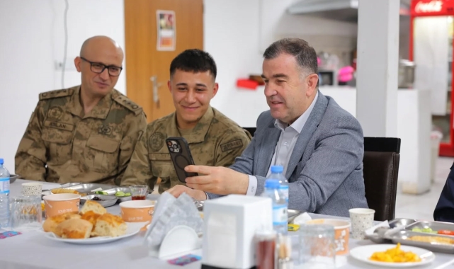 Vali Eldivan Mehmetçikle sahur yaptı