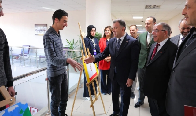 Vali Eldivan serginin açılışını yaptı