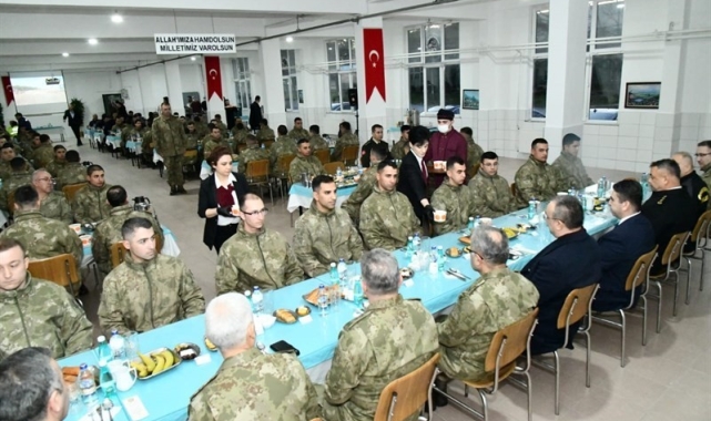 Vali Soytürk ve 1. Ordu Komutanı Orgeneral Tokel Mehmetçik ile iftar yaptı