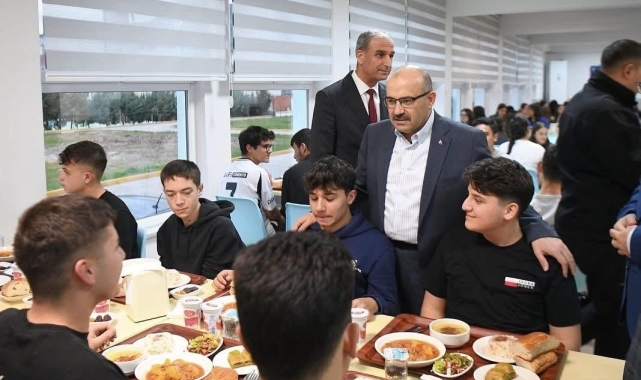 Vali Ustaoğlu öğrencilerle iftar sofrasında buluştu