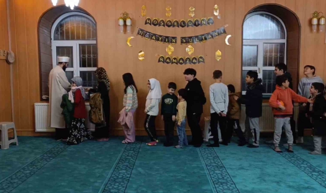 Van'da çocuklara camiyi ve namazı sevdirmek için etkinlikler düzenleniyor