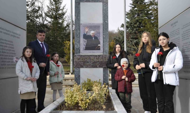 Vefatının 25'nci yılında minikler böyle andı: "O bizim İzzet Babamızdır"
