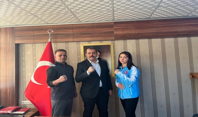 Vezirköprü Kaymakamı Kaya, başarılı sporcuları ödüllendirdi