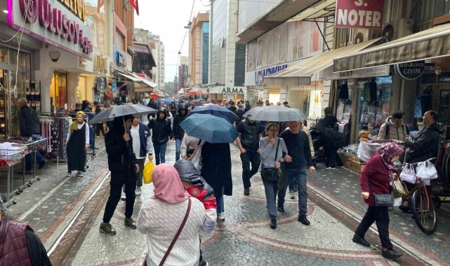 Yağmur alışverişe engel olmadı