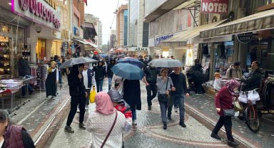Yağmur alışverişe engel olmadı