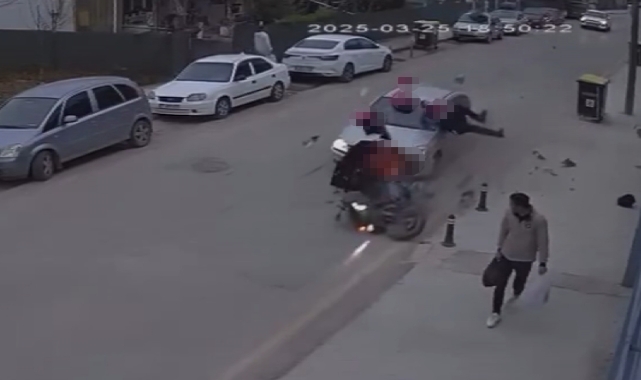 Yalova'da otomobilin motosikletle çarpıştığı kaza kamerada