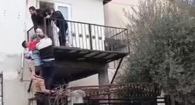 Yangın çıkan evde mahsur kalan kadın vatandaşlar tarafından kurtarıldı