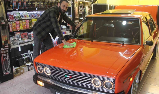 Yarım milyonluk antika aracı iş yerinde dekor olarak kullanıyor