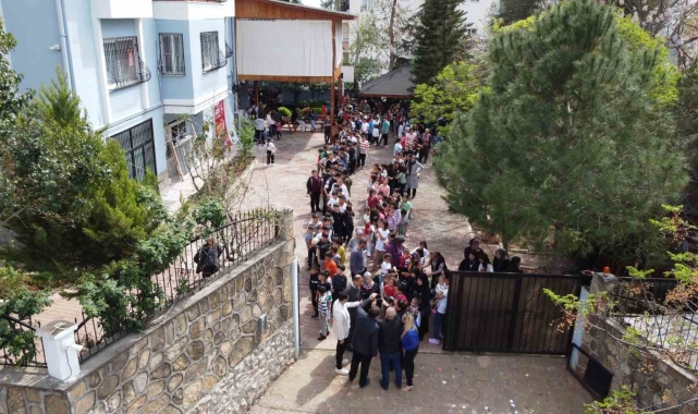 Yaşlı çift 20 yıldır her bayram çocukları sevindiriyor