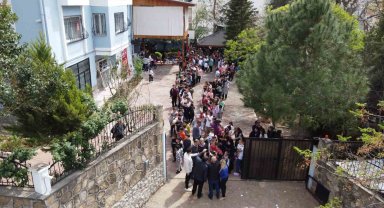 Yaşlı çift 20 yıldır her bayram çocukları sevindiriyor