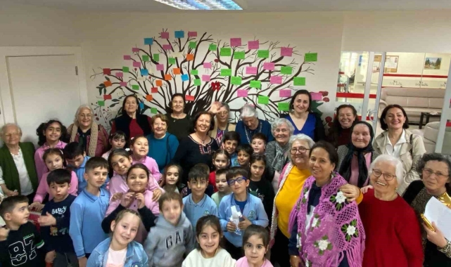 Yaşlıların misafiri olan minikler, bayram geleneğini öğrendi