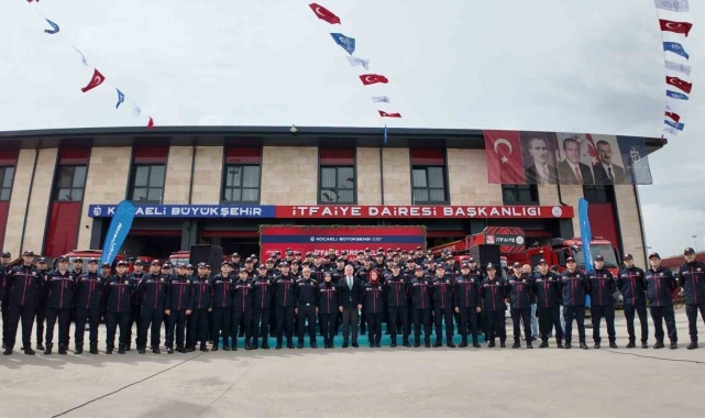 Yeni itfaiyeciler emekli personelden bayrak teslim aldı