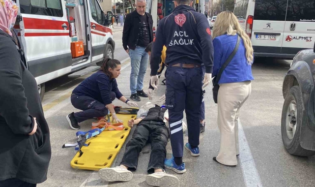 Yerde yatan yaralı motosiklet sürücüsünü oğlu sandı